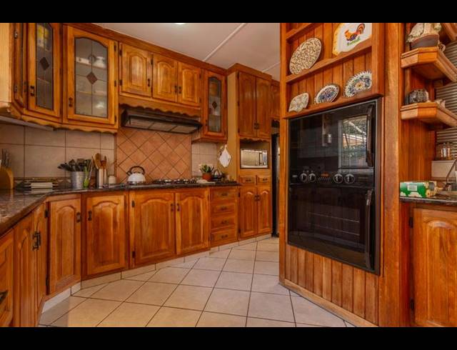 8 BEDROOM HOUSE FOR SALE IN LIBRADENE